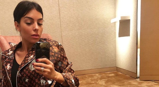 Georgina Rodriguez, che lusso: pigiama di Vuitton da 2700 euro per la fidanzata di CR7