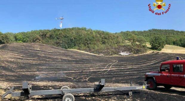 Colline del Maceratese roventi: doppio incendio, bruciati ettari di campi. Elicottero in azione
