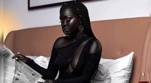La modella più scura del mondo, ecco Nyakim Gatwech: dal Sudan al bullismo, le sue battaglie per i diritti delle donne nere