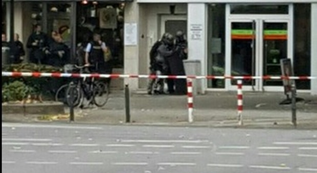 Germania, sparatoria a Dueren: un morto. Uomo barricato con ostaggi