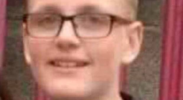 Irlanda, si lancia in strada per salvare un'amica: 13enne muore dopo essere stato travolto da un'auto