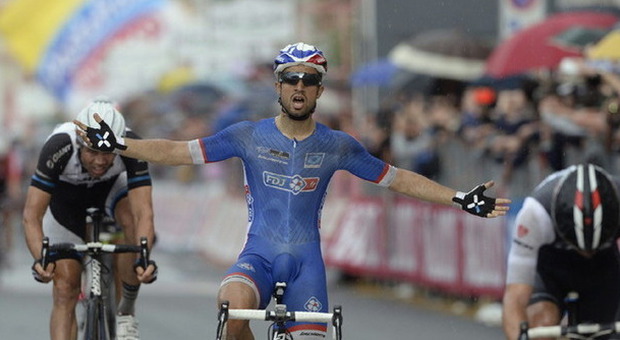 Giro, il francese Bouhanni vince la quarta tappa, Kittel si ritira