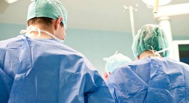 Donna di 38 anni gravissima dopo l'iniezione dell'anestesia durante l'intervento dal chirurgo plastico