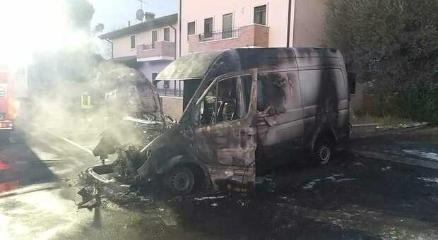 Albignasego, bruciato il furgone di un'associazione