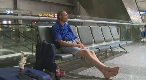 L'uomo che ha aspettato 10 giorni la fidanzata in aeroporto e poi è stato ricoverato