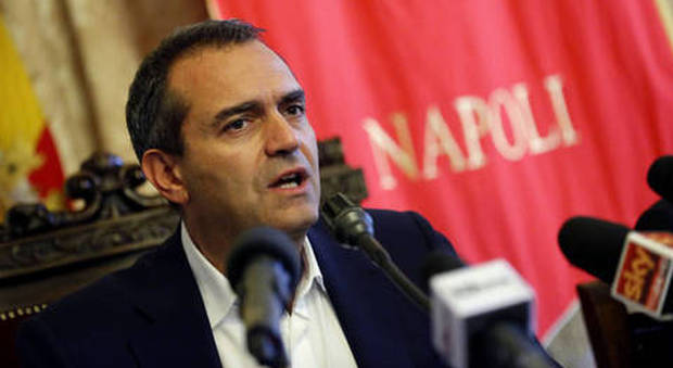 De Magistris: l'ex Nato a Bagnoli va restituita alla città di Napoli