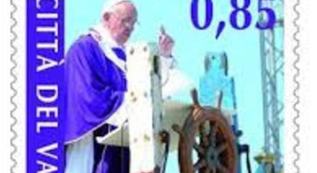 Papa Francesco mette in vendita un francobollo speciale per raccogliere denaro per i migranti