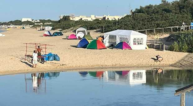 Piantano un maxi gazebo sulla spiaggia: scatta la multa da 500 euro