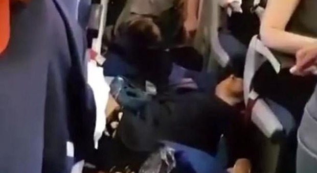 Turbolenza in aereo, panico sul volo Mosca-Bangkok: 27 feriti