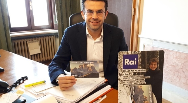 Il presidente della Provincia Roberto Padrin con le cartoline da inviare alla Rai