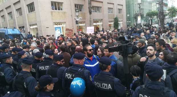 Salerno, fischi e cori contro Salvini: manifestanti bloccati dalla polizia
