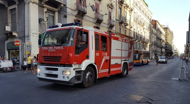 Catania, incendio in un palazzo, persone intrappolate. «Tutte salve»