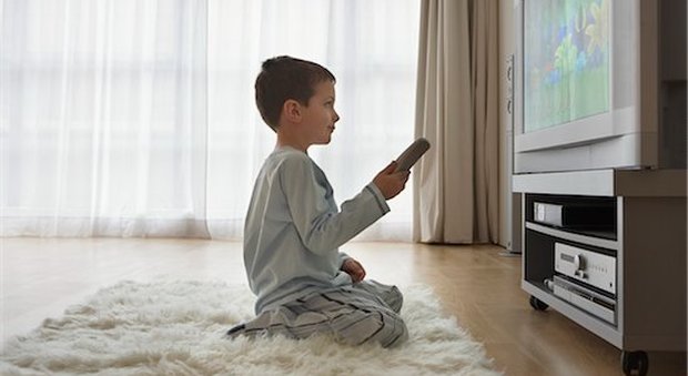 Il tempo passato davanti allo schermo modifica il cervello dei bambini