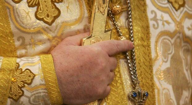Arcivescovo invita i fedeli a togliere le mascherine in chiesa: «Imprigionano la fede»