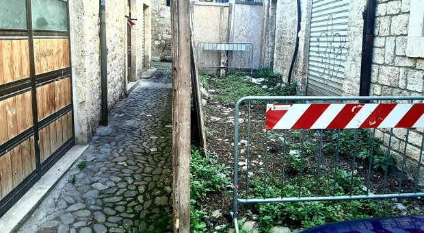 Transenne abbandonate e mura imbrattate in rua Ponte Oscuro: lo scempio continua
