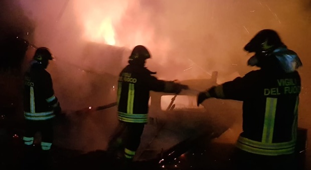 Incendio a San Salvatore Telesino: in fiamme capannone di cosmetici