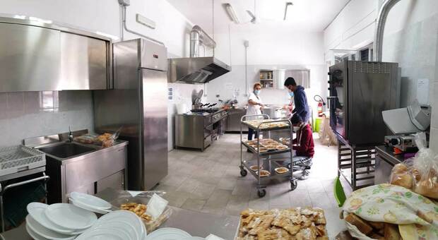 Solidarietà, l'istituto Ferraioli dona i pasti preparati dagli studenti alla caritas diocesana di Napoli