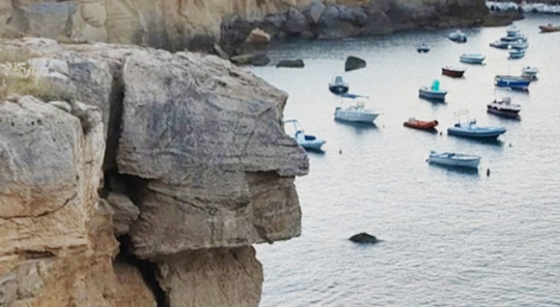 Porto Miggiano, una profonda crepa nella falesia: allerta massima per bagnanti e barche