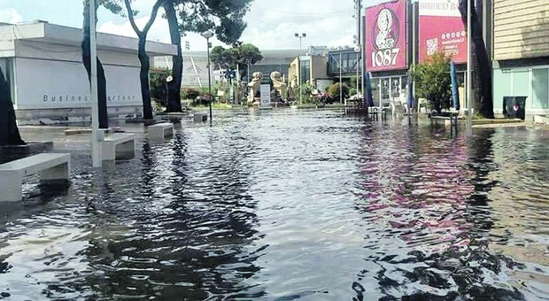 Clima, record di allagamenti a Bari: le piogge mettono a dura prova rete fognaria e strade