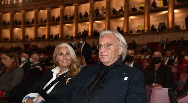 Diego Della Valle con la moglie allo Sferisterio, a destra Andrea Bocelli e consorte al Buonaccorsi FOTO FALCIONI