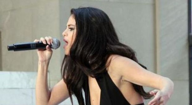 Selena Gomez, svolta sexy: sul palco in tuta nera scollatissima