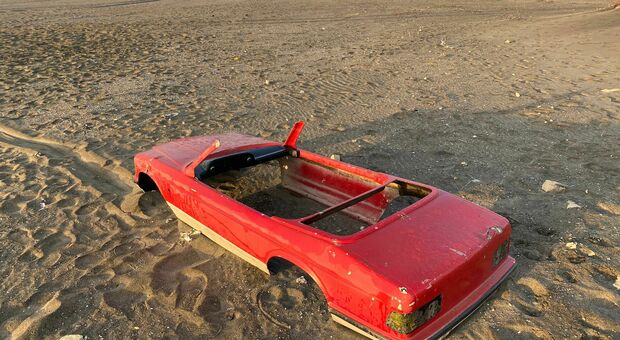 Abbandonata in spiagga anche la carcassa di Cadillac: è tra i rifiuti marini in plastica