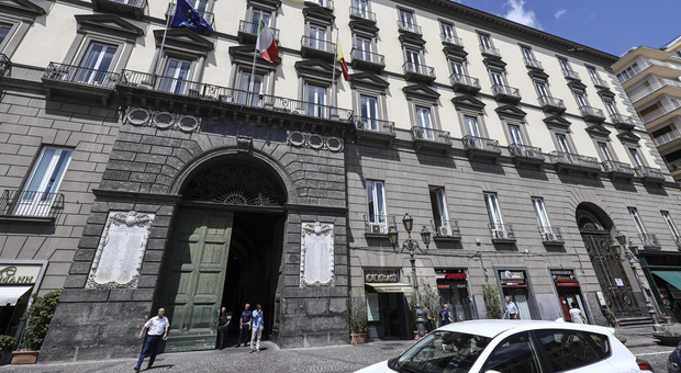 Comune di Napoli, sospesi i buoni pasto ai dipendenti: «Chiediamo il ripristino»