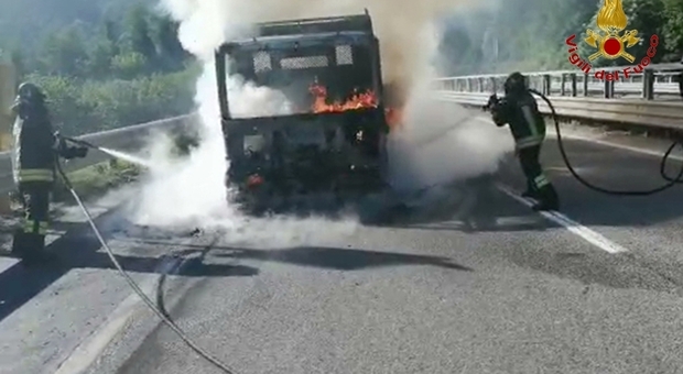 Tir carico di batterie in fiamme, chiuso tratto dell'autostrada Napoli-Canosa
