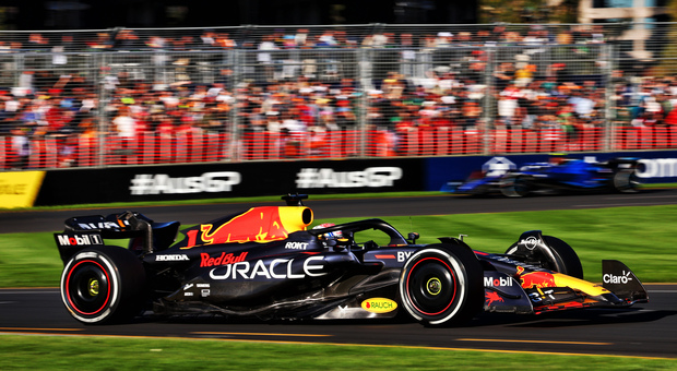 F1 GP Australia diretta: Verstappen tenta la fuga, ma deve guardarsi dalle Mercedes. Ferrari punta al podio
