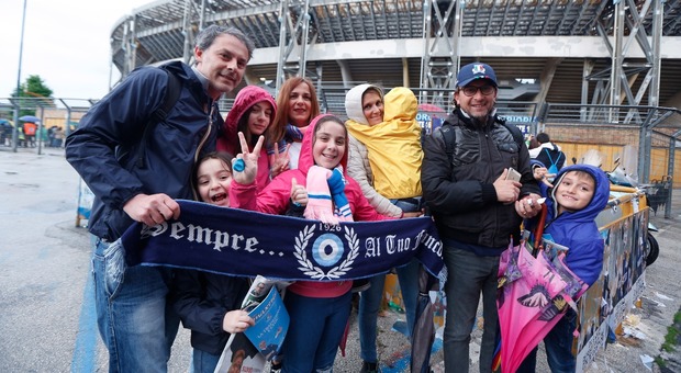 Napoli-Frosinone, i tifosi sfidano la pioggia: sugli spalti famiglie e cori per gli azzurri