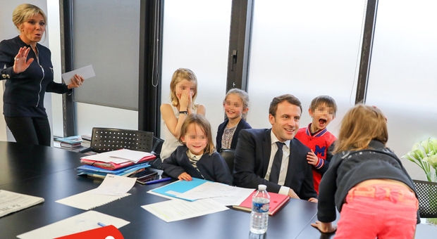 Macron nel suo ufficio con i nipotini di Brigitte: lo chiamano "Papi"