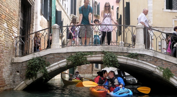 Un nuovo modo di visitare Venezia a spasso per i canali con un kayak