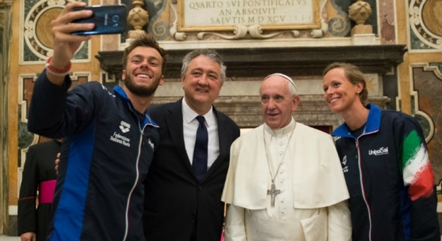 Pellegrini e gli azzurri dal Papa: in dono due costumi e una cuffia