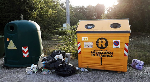 Colpo ai furbetti e agli incivili dei rifiuti: più di una multa al giorno dagli ispettori ambientali