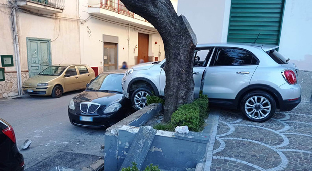 Roccarainola, 2 incidenti in 4 ore: auto incastrata tra muro e albero