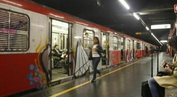 Milano, donna tenta il suicidio gettandosi sui binari della metro: lei è grave. Caos e ritardi sulla linea
