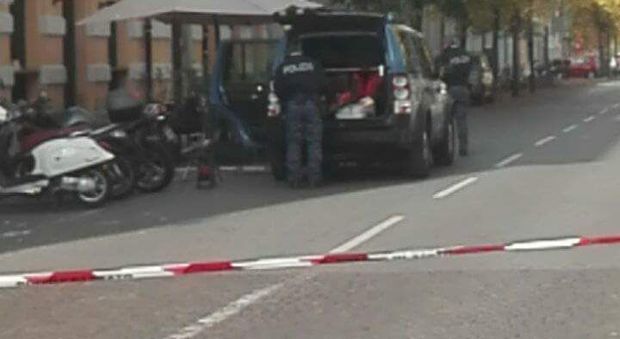 Le operazioni di controllo della polizia dopo l'allarme in centro a Gorizia per un sospetto pacco bomba