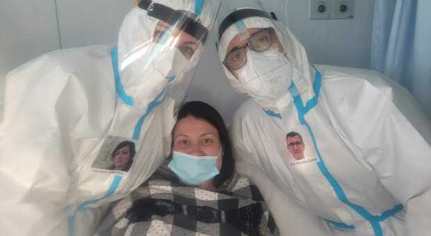 Napoli, nel reparto Covid della Federico II bagde monouso con foto per restituire un volto ai professionisti sanitari