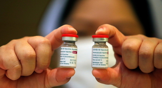 AstraZeneca, l'Europa stoppa il vaccino di Oxford: «In via prudenziale, ma è sicuro»