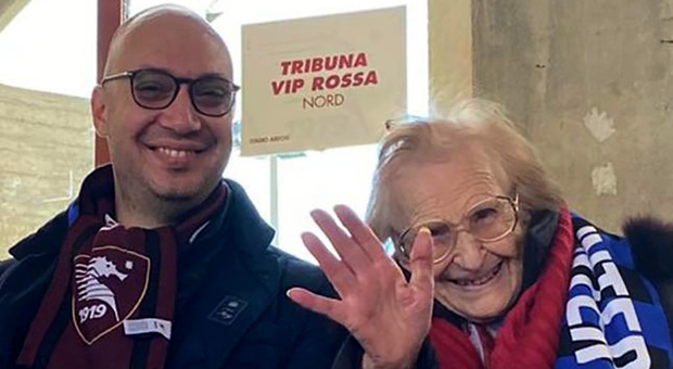 Nonna Raffaella in tribuna a 94 anni per assistere all'Arechi a Salernitana-Inter