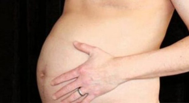 Uomo di 37 anni scopre di avere l'utero: "Sarei potuto restare incinto"