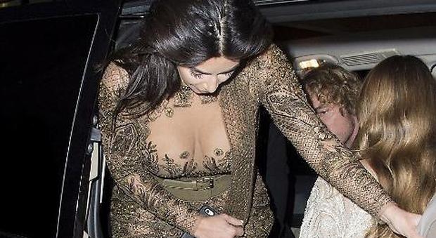 Kim Kardashian dà scandalo al party: sotto il vestito di pizzo niente