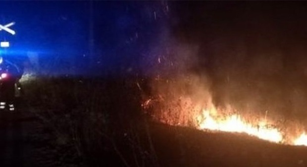 San Benedetto, notte di paura per il colle in fiamme: torna l'incubo del piromane