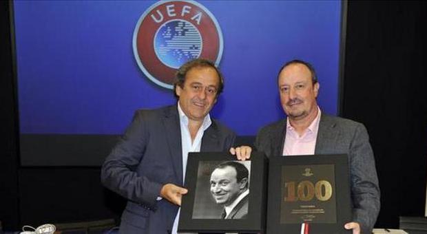 Il tecnico del Napoli Benitez premiato dall'Uefa per le 100 gare in Champions