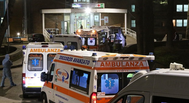 Covid a Napoli, ambulanze in fila davanti al pronto soccorso del Cotugno