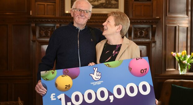 Malato terminale di 77 anni vince un milione alla lotteria, la moglie: «Un miracolo, compriamo una casa su misura per il tempo che gli resta»