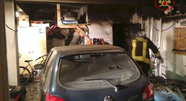 Osimo, a fuoco il garage di una casa Famiglia costretta ad evacuare