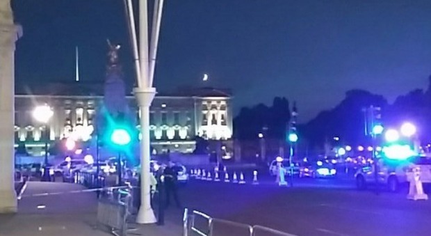 Armato di spada, aggredisce poliziotti fuori a Buckingham Palace: "Ha urlato Allah Akbar"