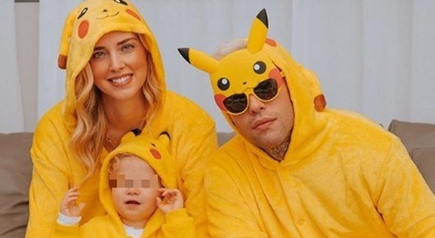 Chiara Ferragni, la foto con Fedez e Leone vestiti da Pikachu per Halloween. I fan notano un dettaglio: «Dov'è?»