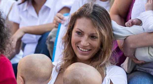Tutte ad allattare, mamme e bimbi a piazza di Spagna per l'allattamento al seno
